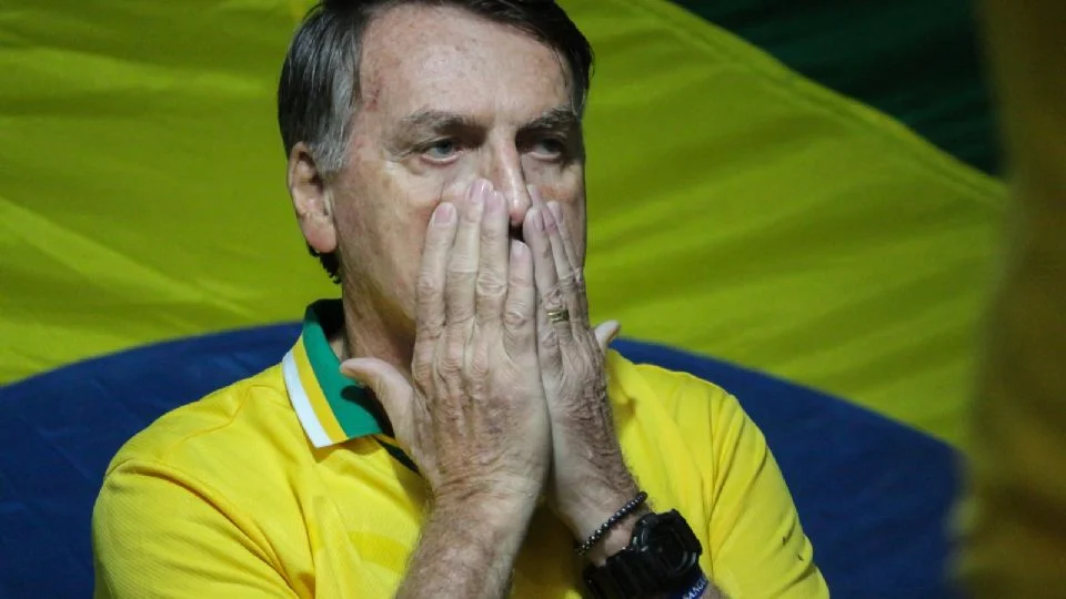 Com medo de ser preso, Bolsonaro surta com Lula nas redes e passa vergonha - Forum